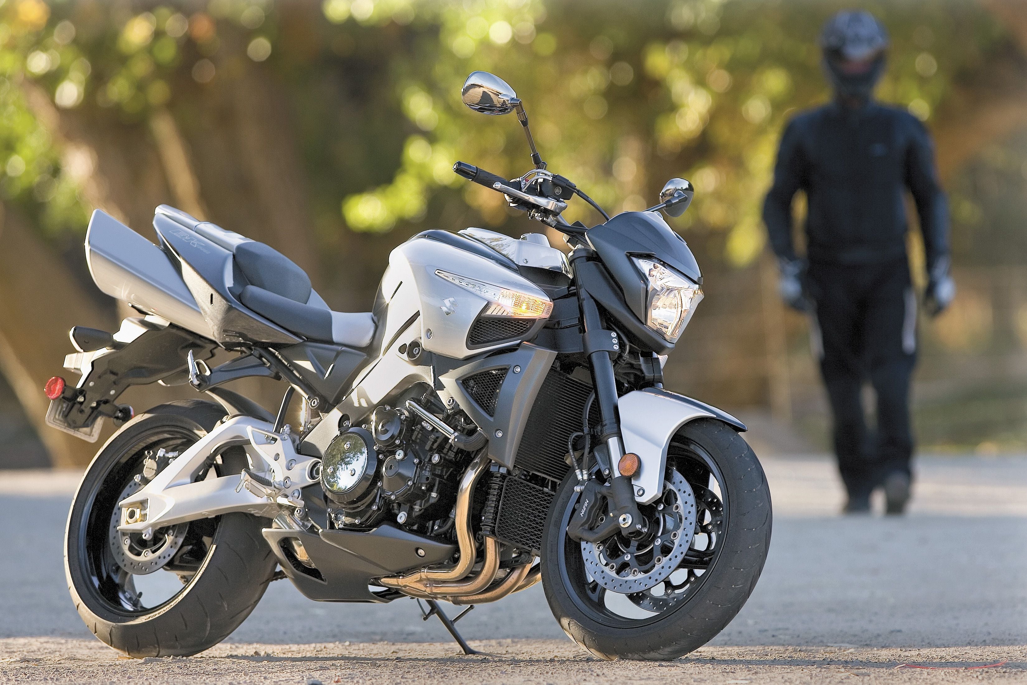 b king motorcycle top speed: How fast is it? Performance review by senior rider!