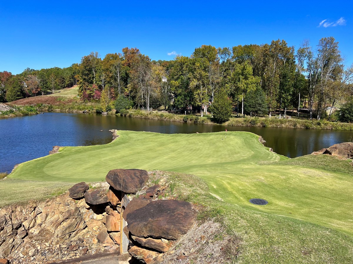 Tot Hill Farms Golf Course: Unique Layout and Stunning Views.