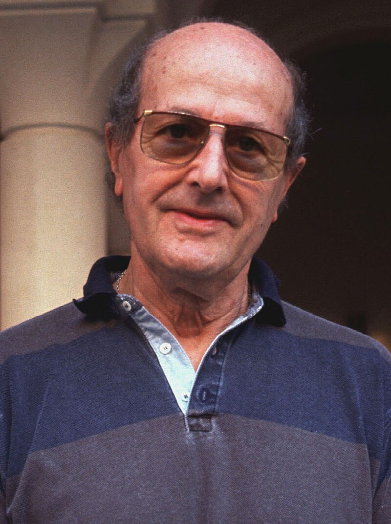 Are there famous people with the oliveira last name? Discover notable figures who share this name.