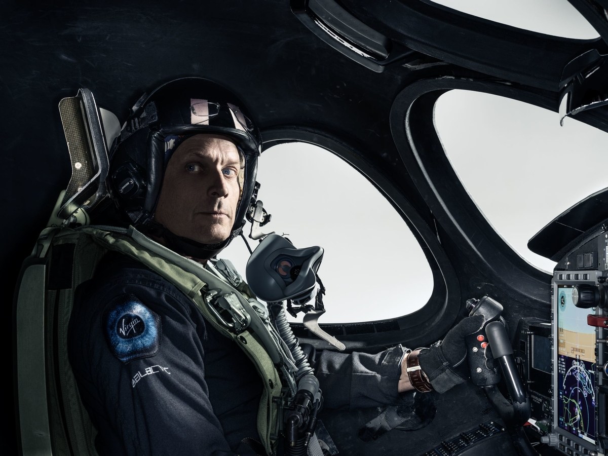 Are fighter flashes a big danger? Discover the actual risks pilots face when seeing them.