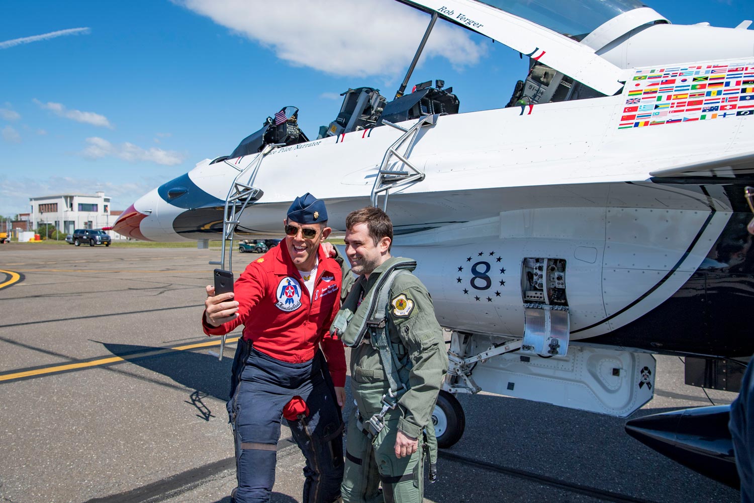 Are fighter flashes a big danger? Discover the actual risks pilots face when seeing them.