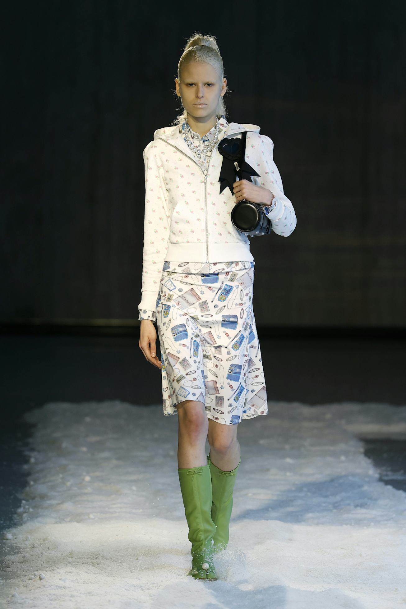 Is shoe on head the new fashion? See the weirdest looks and why people actually try them.