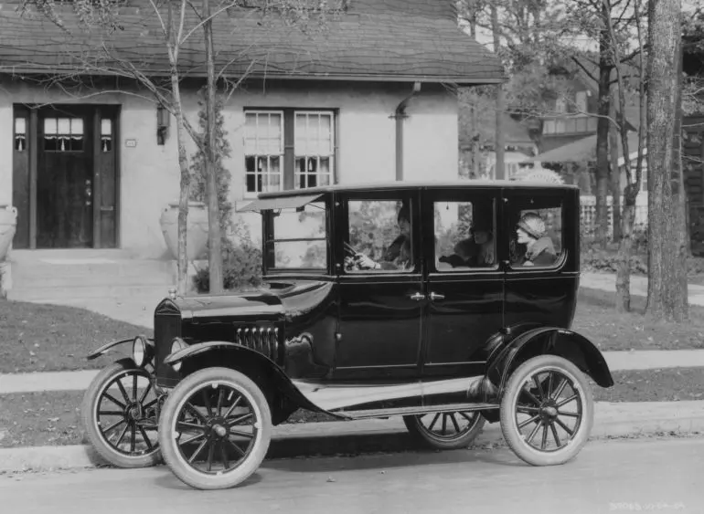 Searching everywhere for authentic 1920s cars images? Find beautiful pictures of classic vehicles from that decade right here.