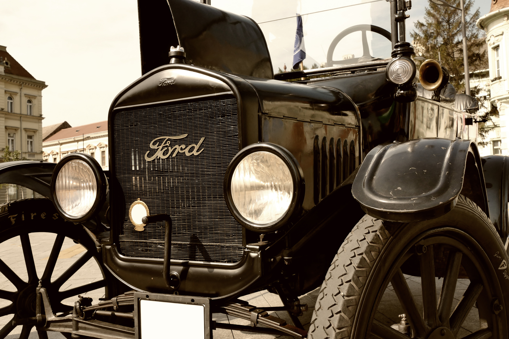 Searching everywhere for authentic 1920s cars images? Find beautiful pictures of classic vehicles from that decade right here.