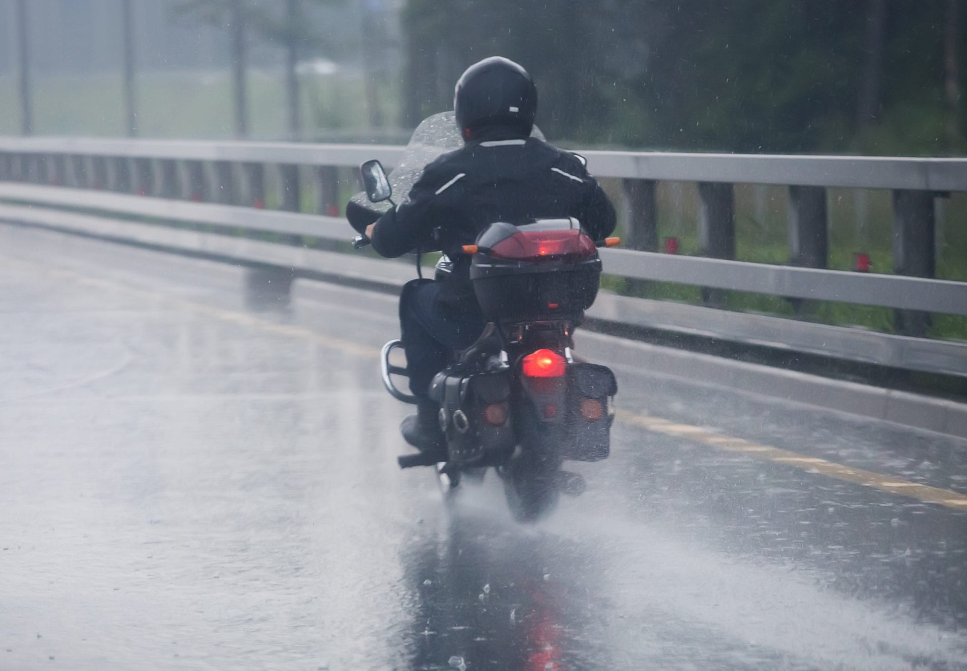 Can I ride a motorcycle in the rain? Easy tips so your wet ride is still quite enjoyable.