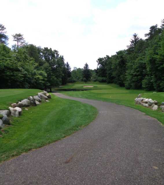 Thinking of golfing at Heritage Glen Golf Michigan? (Find easy tips for a perfect day out on the green.)