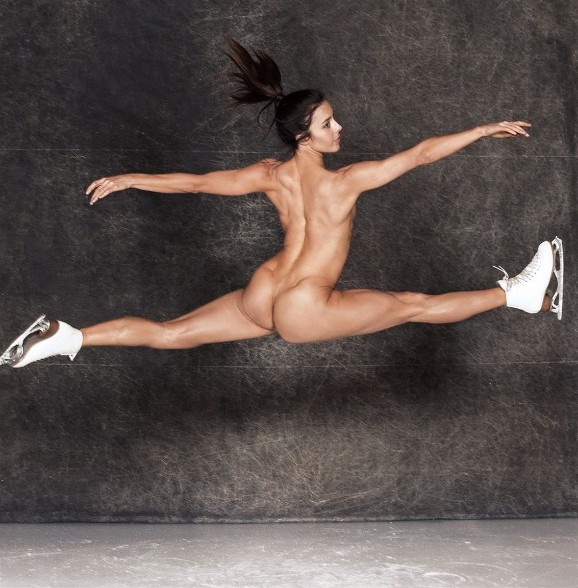 Want to see sexiest nude female athletes? These are the top collections you need to check out.