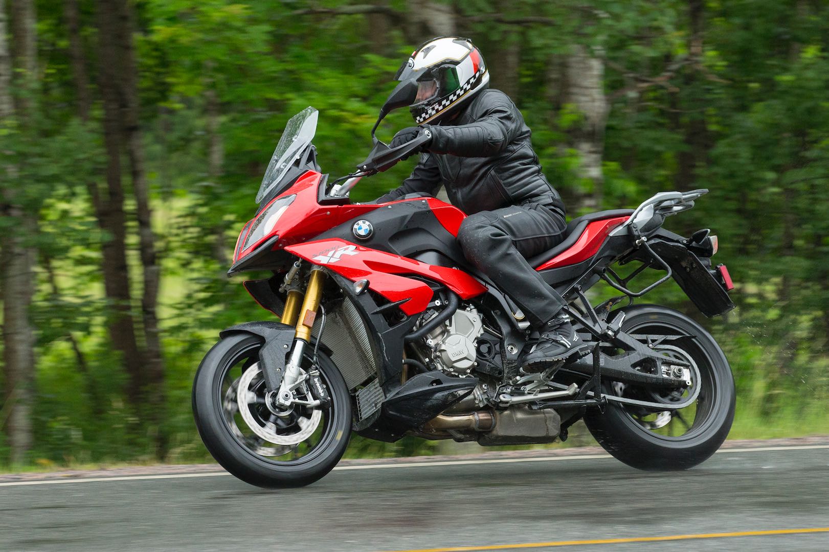 Can I ride a motorcycle in the rain? Easy tips so your wet ride is still quite enjoyable.