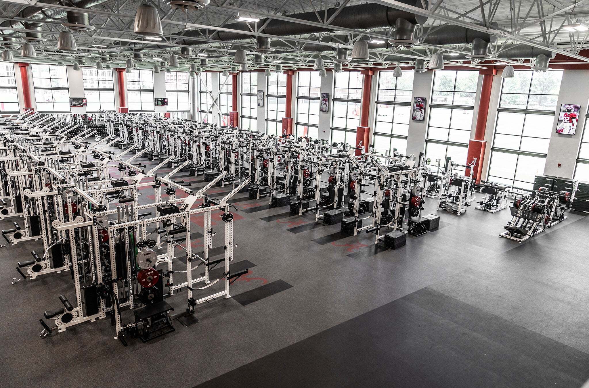 Alabama weight room virtual tour (See all the cool machines and exactly how the players get so strong)