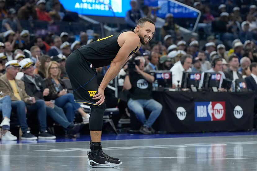 Steph Curry knee issues? See how this problem impacts his amazing gameplay and performance.
