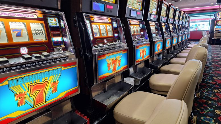 Historical horse racing vs slot machines: What are the main differences you should be aware of?