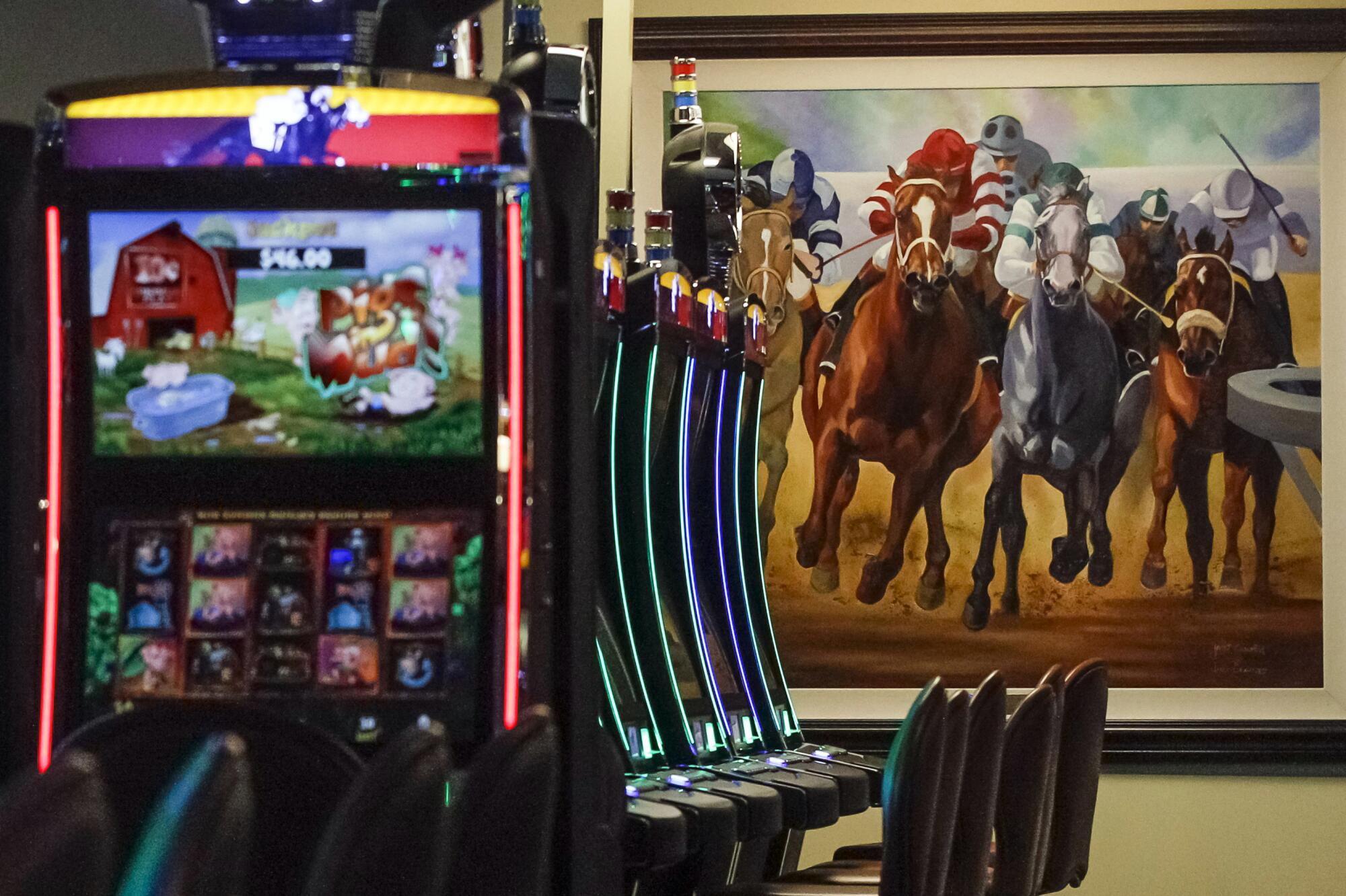 Historical horse racing vs slot machines: What are the main differences you should be aware of?