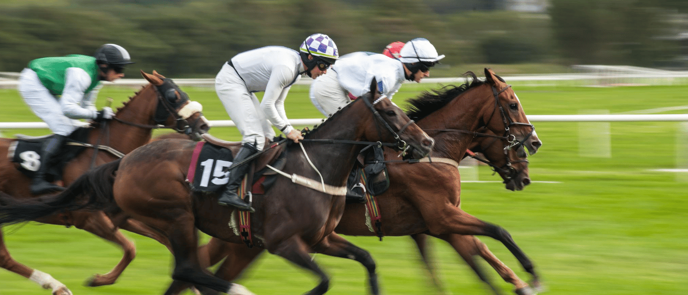 Historical horse racing vs slot machines: What are the main differences you should be aware of?