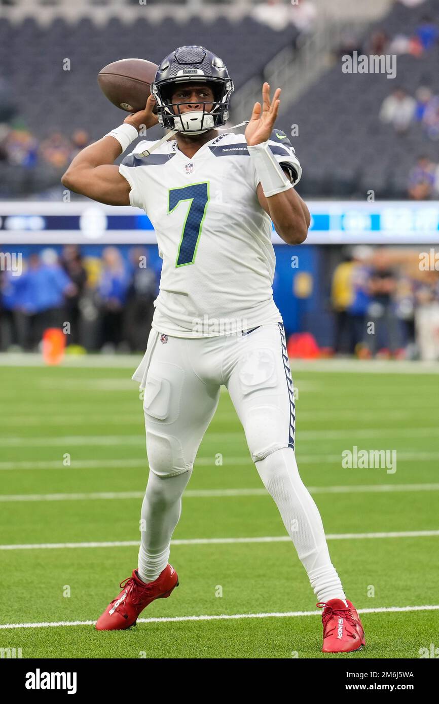 How to find geno smith photos online? (Easy search tips and tricks)