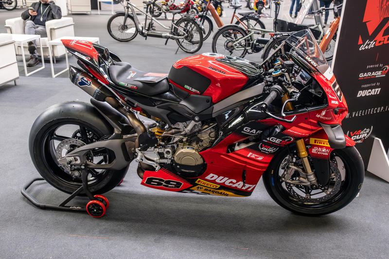 Ducati Panigale 1199 Top Speed Vs V4 Which One Goes Quicker